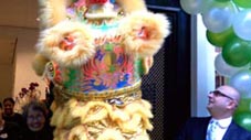 Leeuwendans: Opening voor Chinees bejaardentehuis Rotterdam